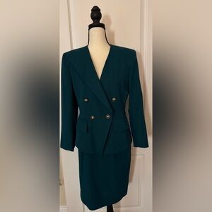 Stirling CooperElegant Deep Emerald Double-Breasted Women's Tailored 2Pc Suit